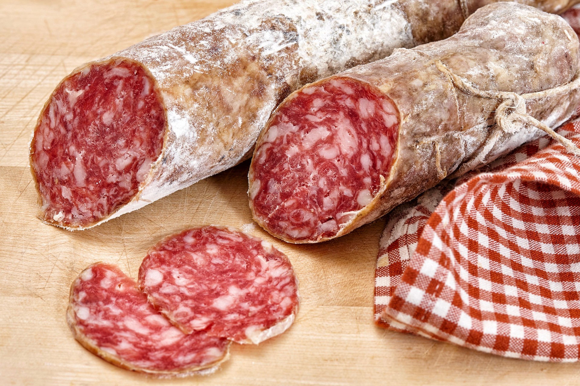 salami italiano en tablero de madera